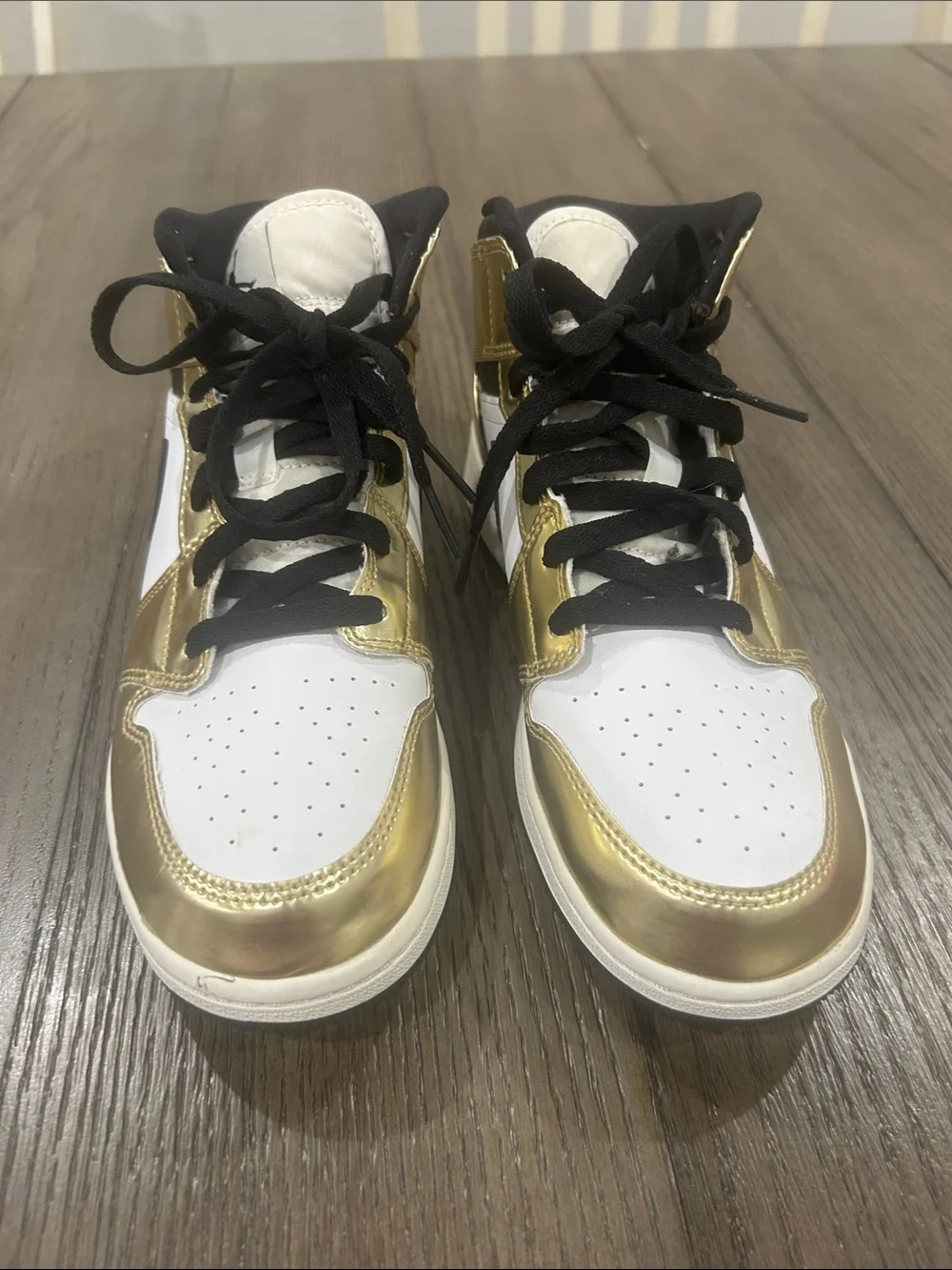Jordan Sneakers - White/Gold/Black